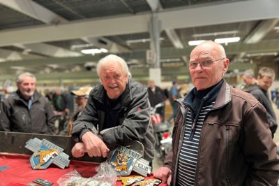 John Nordbek Christensen og Bjarne Mortensen er med til at sørge for, at alt klapper som det skal på stumpemarkedet, når de to årlige Loppe- og stumpemarkeder finder sted i MCH Messecenter Herning. De får løn for det, men de gør det bestemt også for deres fornøjelses skyld, fortæller de.