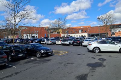 Bilister vil ikke af med de centralt beliggende p-pladser i Bios Gård.