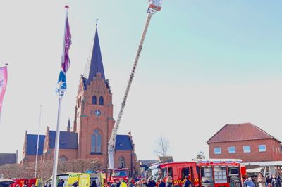 Kirketorvet summede af publikum, blå blink og sirener i lørdags.