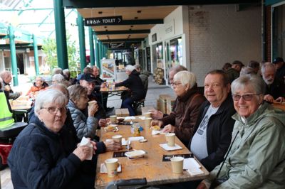 Kaffen var klar og rundstykkerne friske, da Vores Ikast inviterede til forårsmesse i Strøgcentret og på torvet i Ikast.