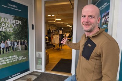 Nu kommer der igen liv i den forhenværende herretøjsbutik, hvor Tøjeksperten engang havde egen indgang. Selv om Danbolig i dag har optaget vinduerne med digitale udstillinger, åbner der fredag 17. april en outletbutik forrest i butikken, hvor Tøjeksperten samler rester og udgående varer fra butikkerne i Videbæk, Vildbjerg og Holstebro.