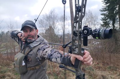 Buejæger Uffe Mørk Pedersen fra Engesvang var med til stævnet søndag i Virklund. Bueskydning er meget sværere end riffeljagt, fortalte han. Og desto større er glæden, når man så lykkes med at nedlægge et dyr med bue og pil, sagde han.