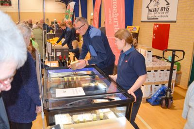 Uddeler Lars Krog og personalet fra brugsen havde travlt med at betjene kunder på messen.