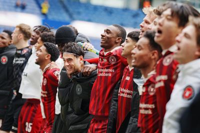 FC Midtjyllands spillere takker de mange medrejsende fans for opbakningen efter den dramatiske 2-1-sejr på Brøndby Stadion.