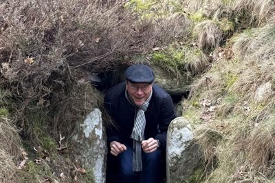 Det er muligt at komme ind i jættestuen i Ginderup Plantage.