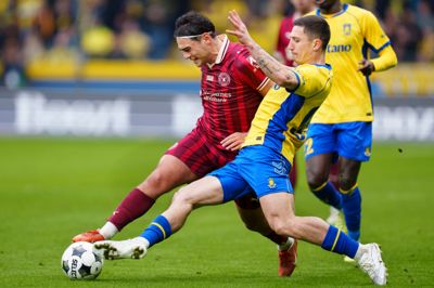 Aral Simsir (t.v.) og Brøndbys Bartosz Slisz var involveret i FC Midtjyllands to scoringer i søndagens dramatiske Superliga-duel på den københavnske vestegn.