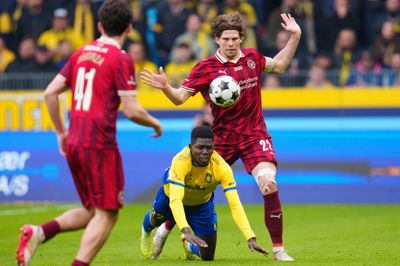 Mads Bech Sørensen vinder duellen mod Brøndbys Ousmane Sow under mandskabernes Superliga-duel på Brøndby Stadion. FCM har nu kun fem point op til AGF på førstepladsen.