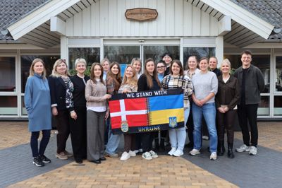 11 ukrainske fagpersoner er fra mandag 13. april til fredag 17. april i Brande på det socialpsykiatriske botilbud, Ørbæklund for at modtage undervisning i den nyeste viden inden for traumebehandling, rehabilitering og familiebehandling.