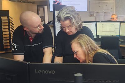 Afdelingsleder Gitte T. Nielsen sammen med Kasper Hald Nørholm og Alice Jensen, der også er ansatte på PFP A/S. Alle tre har haft nytte af projektet med Velliv Foreningen.