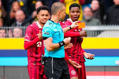 Ousmane Diao (t.h.) hoverede og jublede hånligt, da Brøndbys Bartosz Slisz scorede selvmål i søndagens Superliga-kamp på Brøndby Stadion. Det kostede FCM-forsvareren sit andet gule kort. Senegaleseren har nu karantæne mod AGF og Sønderjyske.