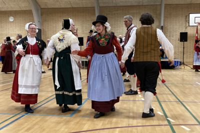 Der er glæde og fællesskab på gulvet, når Karstoft Folkedanserforening viser folkedans.