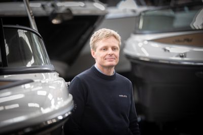 Jesper Kudsk er daglig leder i bådfirmaet Risbjerg A/S, som har haft stort underskud i regnskabet. Det skyldes blandt andet lavere salg af både, men også at virksomheden har foretaget store investeringer i køb af nye både og personale.