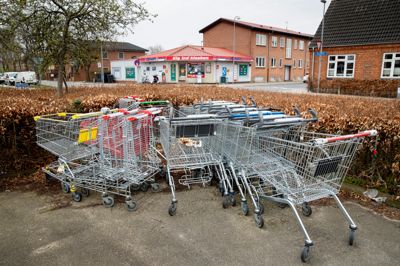 På hjørnet af Langelinie og Nylandsvej er der et fjernlager af indkøbsvogne. Det er et af de steder, hvor forretningerne ved, at de kan finde vogne, der er blevet væk.