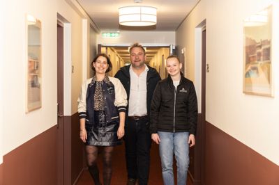 Folkebladet fik forleden en rundvisning på Hernings nye hotel, The Break Hotel. Til venstre er det indretningskonsulent Emma Kousgaard Johannesen, mens vi i midten har Morten Halgaard, der er driftschef hos Jacobsen Group, og til højre ejendomsselskabets Tina Rosengaard Hansen, som skal stå for det nye hotel.