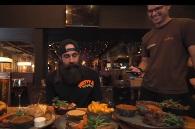 Værsgo' og spis. Den britiske youtuber Adam Moran gør klar til sætte tænderne i »the challenge« på Dirty Ranch Steakhouse.
