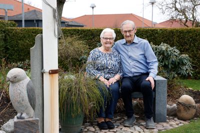Krista og Alf Storbjerg kan torsdag 23. april fejre krondiamantbryllup. Trods den modne alder stor haven stadig snorlige og og skulpturer hugget og poleret af Alf selv pryder mange af bedene. Krista Storbjerg går mest til hånde med god opbakning og ideer, når ægtefællen går ud i haven, men glæden er de fælles om.