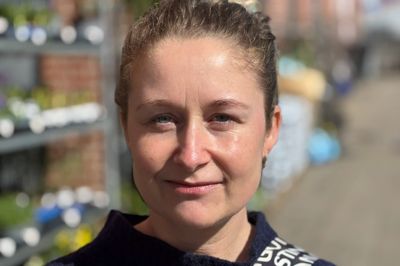 Julie Villadsen, 40, Kjellerup: - Jeg går meget op i økologi, når det gælder kød, kartofler og grønt. Vi spiser mindre kød end før, og vi spiser mere kylling end tidligere, og vi spiser mere grønt. Men vi er ikke ovre i bønner på dåse. Det vil jeg ikke have, jeg vil have den slags ting friske. Jeg kigger meget på tilbud, når jeg køber ind. Det er jeg nødt til, når vi skal have mad til en hel familie.