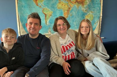 I vores undersøgelse af kostvaner og indkøbsvaner i Kjellerup, besøger vi Janni og Dennis Raahauge-Laursen og deres to børn, Lili og Anker, der fortæller, hvordan de som familie håndterer den del af familielivet. Vi går helt tæt på indkøb, madplaner og hvem, der har hvilke roller i familien. Det er spændende læsning.