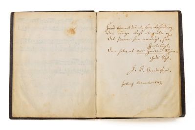 Bogen repræsenterer en tradition med rødder tilbage til 1600-tallet og giver et sjældent indblik i både H.C. Andersens personlige omgangskreds og guldalderens kulturelle liv.