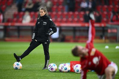 Union Berlins direktør kalder Marie-Louise Eta en yderst kompetent leder og synes, det er vanvittigt, at man skal diskutere en træners køn i 2026.