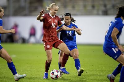 Pernille Harder har trods meget tætte markeringer scoret fire gange i fire kampe under Jakob Michelsen.