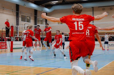Thomas McKinney (nummer fem - i midten) brøler sin glæde ud, mens resten af Ikast-spillerne hopper og springer af begejstringen, da bronzemedaljerne er i hus.