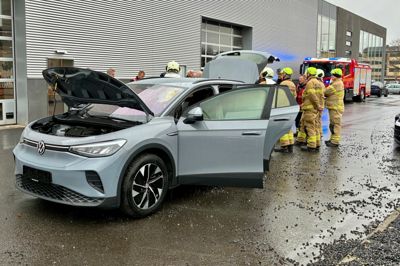 Der opstod brand i kabinen på en VW ID4 indenfor i Bilernes Hus. Branden opstod i en affugter, der var sat ind i bilen. Det lykkedes brandfolkene at bugsere bilen udenfor uden at åbne bildørene. Dermed blev en røg- og sodforurening af lokalerne undgået.