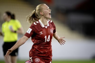 Sofie Bredgaard scorede Danmarks første mål i VM-kvalifikationen, da Danmark åbnede med en 3-1-sejr over Serbien.