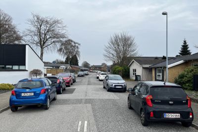 Herning Kommune har sat gang i fem projekter, der skal skabe bedre fremkommelighed på en række udvalgte gader, vej og stræder. Et af stederne er på Valeursvej, hvor studerende fra Herningsholm Erhvervsskole og Gymnasium ofte vælger at parkere, når gymnasiets egen p-plads er fyldt.
