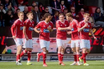 Kent Nielsen har tidligere haft held med at bringe spillere ind i startopstillingen, der ikke var mærket af bundplaceringen. Derfor må SIF-træneren også overveje, om det er tid til at satse på Mads Freundlich og Oliver Ross, der begge bidrog til succesoplevelsen mod OB.