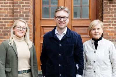 Mette Bock (t.h.) stopper som bestyrelsesleder i Den Jyske Sangskole, hvor ledelsen fremadrettet består af den nye bestyrelsesleder Rasmus Norup og direktør Line Nordentoft.