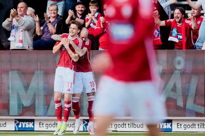 - Det var dejligt og meget specielt at score sit første mål for en ny klub. Det skabte mange glade følelser, siger Oliver Ross, der her omfavnes af Jens Martin Gammelby.