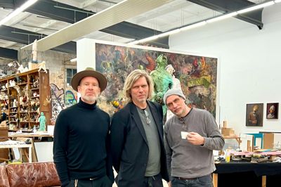 De tre kunstnere René Holm, Philip Grözinger og Jonas Burgerts samles i VIdebæk og lørdag er der fernisering af en udstilling, hvor deres værker sættes sammen, som det, de kalder et samtidsspejl.