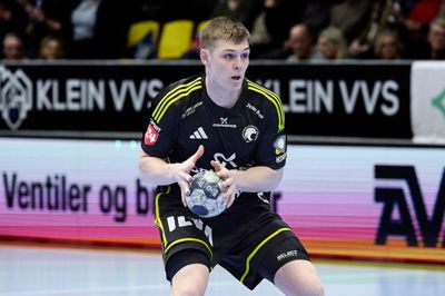 Hjalte Sinding har i denne sæson været med i flere ligakampe, men planen er, at han også skal deltage i de afgørende DM-kvalifikationskampe med U19-holdet.