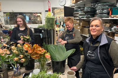 Der har kun været gensidig glæde over Johanne Stilling Pilgaards læreplads her hos Ellebæk Blomster i Holstebro, hvor kollegerne på billedet er Jane Berg Jakobsen og indehaver Charlotte Jensen (th).