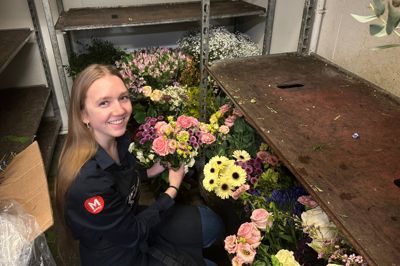 21-årige Johanne Stilling Pilgaard ses her i kølerummet hos Ellebæk Blomster i Holstebro, hvor hun bliver udlært den 31. juli. Den 1. august bliver hun selvstændig, når hun overtager en blomsterforretning i Sunds ved Herning.