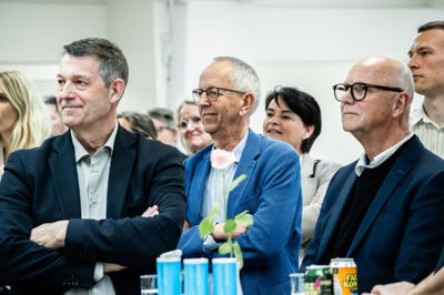 I midten i blåt ses Bent Thomsen, som er en af de undervisere, som har sat et markant aftryk på uddannelsen. I baggrunden ses også Elisabeth Hattens, som var på besøg på sin tidligere arbejdsplads, hvor hun var uddannelsesleder frem til 2024. Nu er hun rektor på HHX i Ringkøbing.