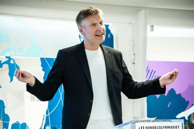 ISI-direktør Torben Østergaard havde flere kasketter på. Han er tidligere elev, nuværende forælder til sin søn, som går på handelsgymnasiet, og så er han formand for Sport Star College, hvor flere idrætstalenter bor, mens de går på gymnasiet. Her er tale om to "institutioner", som spiller hinanden gode, for det attraktive sportsmiljø i Ikast skaffer uden tvivl elever til gymnasiet.