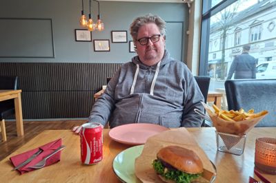 Tor Broberg fra Levring var kommet i god tid for at prøvesmage en burger-menu hos den nyåbnede Best Burger i Kjellerup. Han var godt tilfreds.