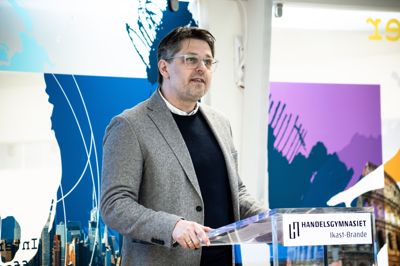 Direktør på Herningsholm Erhvervsskole & Gymnasier, Allan Kortnum, er med i udvalget til en ny sprogkomité, der blandt andet skal få flere unge til at vælge fremmedsprog.