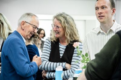 Tidligere underviser Bent Thomsen havde en travl eftermiddag. Rigtig mange ville gerne tale med manden, som rimer på skolen.