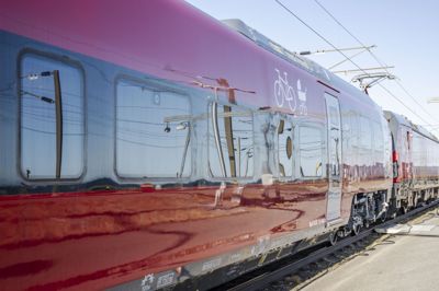 Banedanmark har ikke fundet nogen årsag til de to køreledninger, der er faldet ned på samme dag. Det er derfor, at de har truffet valget om at indstille al trafik øst for Odense.