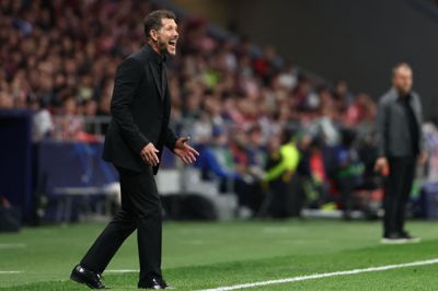 Diego Simeone dirigerer sine spillere fra sidelinjen på Metropolitano i kvartfinalen mod Barcelona tirsdag aften.