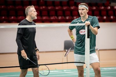 Herningensiske Kenneth Jonassen (t.v.) havde i 11 år fornøjelsen af at træne Viktor Axelsen på det danske landshold. Han blev derfor yderst berørt, da han i går blev kontaktet af Axelsen, der fortalte om karrierestoppet.