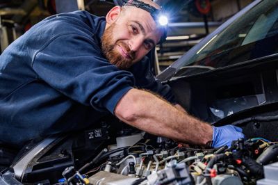 Maher Rasi har købt Auto King Service i Sørvad. Han overtager værkstedet fredag 1. maj.