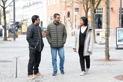 Charith Fernando (i midten) og Malika Perera er begge uddannet læge i Sri Lanka, og de er rejst til Danmark med det for øje at blive læge her i landet. De kan dog ikke få den afgørende evalueringsansættelse - og nu er de også blevet smidt ud af sosu-skolen, som de ellers var begyndt på ... Til venstre er det Malika Pereras mand - lægernes familier er nemlig rejst med til Danmark.