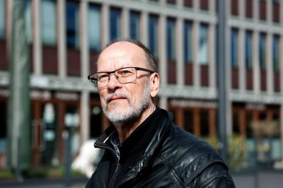 Hans Jørgen Serup er en af de frivillige, der på vegne af de srilankanske læger føler sig ramt på sin retfærdighedssans. Har driver med sin hustru en samtalecafé, som srilankanerne blandt andet har brugt til at forbedre deres danske sprog.