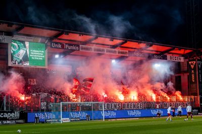 Både før og under derbyet mod Viborg 22. marts blev der fra udebaneafsnittet, hvor FC Midtjyllands fans befandt sig, affyret hele 85 stykker pyroteknik. Det koster nu Ulvene en stor bøde.