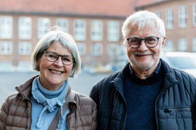 Ægteparret Lisbeth og Karl Christensen nød rundvisningen på Ikast Vestre Skole, hvor Karl selv begyndte i 1. klasse i 1957.
