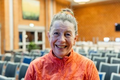 Selv om Bende Olesen bor i Oslo, rejser hun meget ofte til Ikast, fordi hun elsker sin hjemby. Og selvfølgelig skulle hun da også med til rundvisning, fortæller hun.